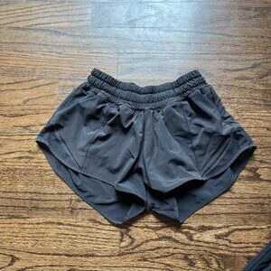 Lululemon Hotty Hot Mid-Rise Lined Short 2.5"